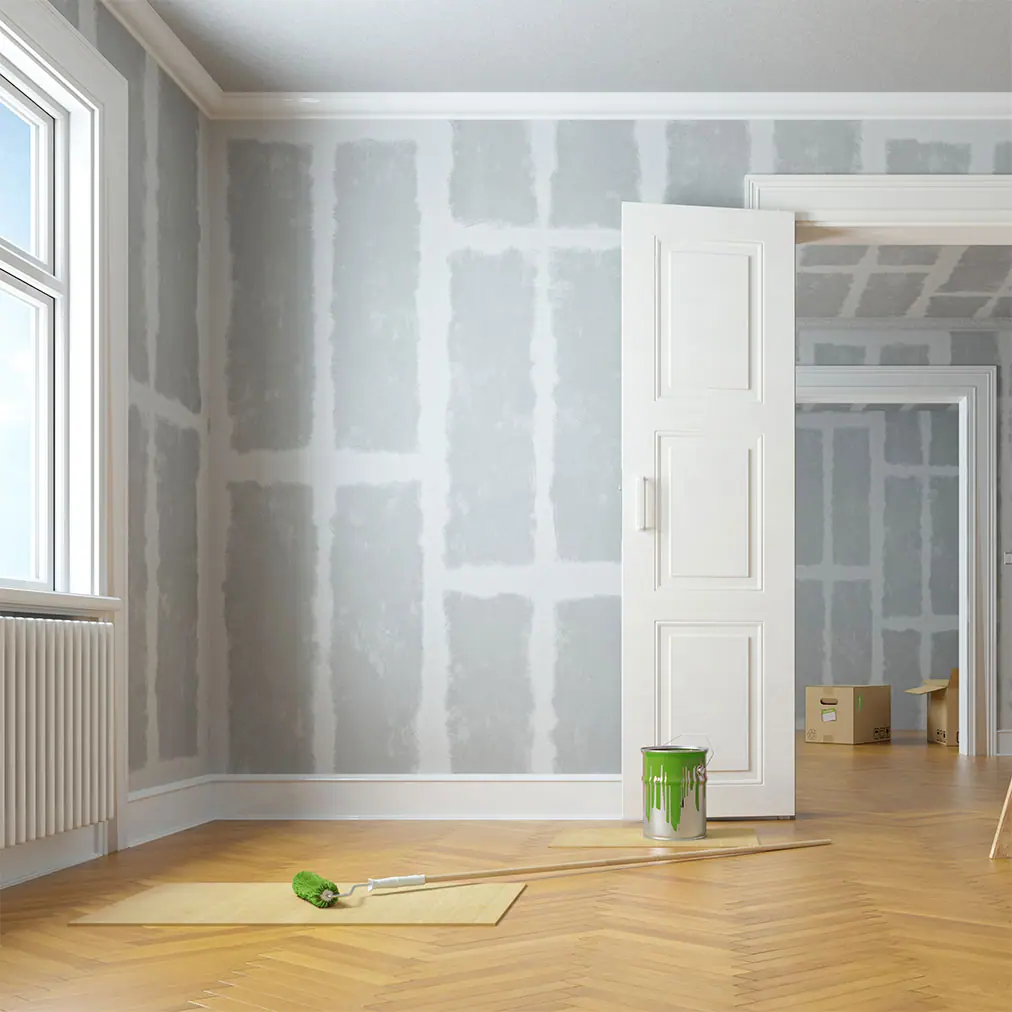 Frisch renovierter Raum mit Parkett und Farbeimer